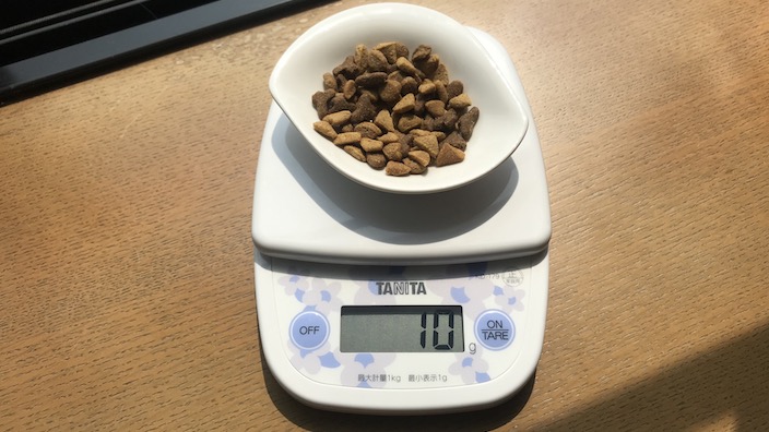 猫のドライフードをお湯でふやかす_1