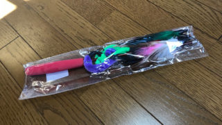 【LEEVAN-猫じゃらしレビュー】釣竿のように頑丈な竿と7種類の羽|猫が遊び疲れてギブアップする猫じゃらしはこちら【口コミ・感想・評価】