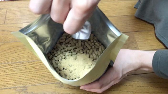 レガリエキャットフードの口コミ・評判_レガリエキャットフードを実際に試したからわかった「匂い」_2